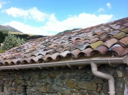 Pose de gouttières sur cabanon